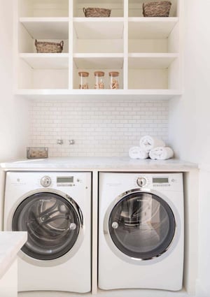 Functional-Stylish-Small-Laundry-Rooms-02-1-Kindesign